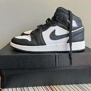 Air Jordan 1 Mid SE